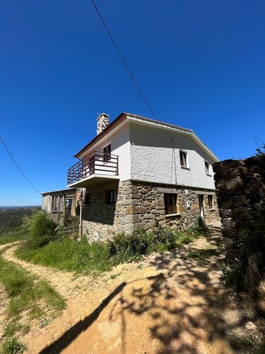 Escape to the Heart of Portugal: Countryside House, near River beach and trails