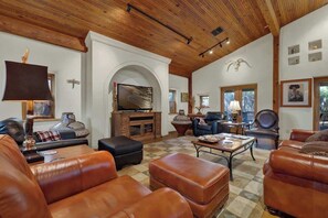 TV connectée, cheminée, livres, espaces bureaux