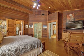 5 bedrooms, desk, iron/ironing board, free WiFi