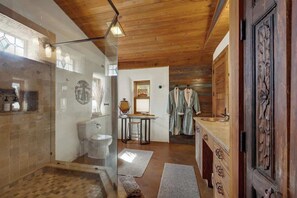 Douche, séchoir à cheveux, serviettes fournies, shampooing