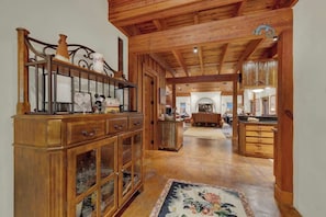 Un intérieur en bois comprenant un couloir central, un coin repas et une cuisine.