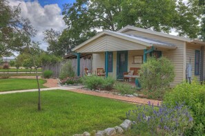 Exterior - Charming Retreat Duo,Hot-Tubs-Close to Marktplatz! (Fredericksburg)