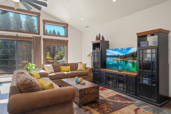 Smart TV, chimenea y reproductor de DVD 