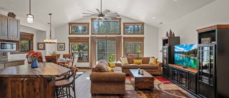 Een smart-tv, een open haard en een dvd-speler