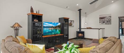 Smart TV, chimenea, reproductor de DVD