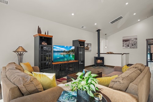 Cozy Bear Cabin | Fireplace, Pet-Friendly, Bunk Rooms & 15Min to Northstar Ski