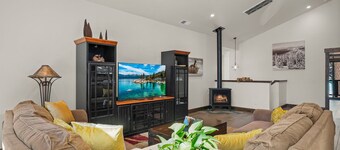 Cozy Bear Cabin | Fireplace, Pet-Friendly, Bunk Rooms & 15Min to Northstar Ski