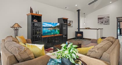 Cozy Bear Cabin | Fireplace, Pet-Friendly, Bunk Rooms & 15Min to Northstar Ski