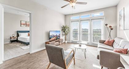 Prime Soco 2BR King Suite w Gympickleballlaundry