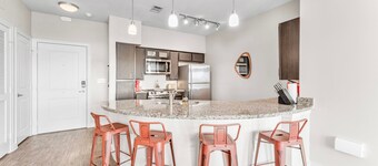 Prime Soco 2BR King Suite w Gympickleballlaundry