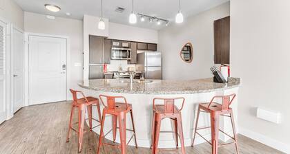 Prime Soco 2BR King Suite w Gympickleballlaundry