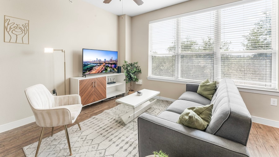 Fun Soco 1BR King Suite w Gympickleballlaundry