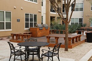 Apartment - Airy Soco 2BR King Suite w Gympickleballlaundry (Austin)