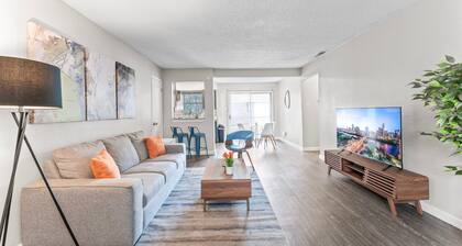 Spacious and Chic King Bed 2BR Suite 5 Min to DT