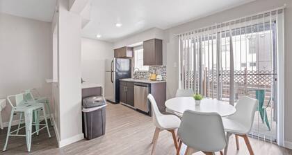 Spacious and Cozy King Bed 2BR Suite 5 Min to DT