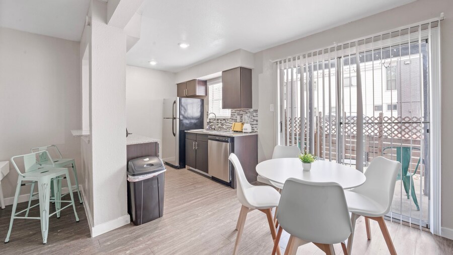 Spacious and Cozy King Bed 2BR Suite 5 Min to DT