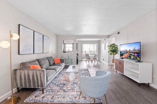 Spacious and Cozy King Bed 2BR Suite 5 Min to DT