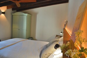 1 Schlafzimmer, Schreibtisch, Bügeleisen/Bügelbrett, Reisekinderbett