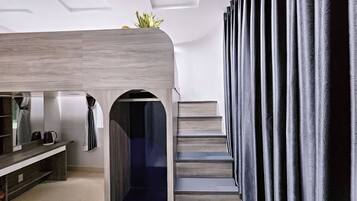 Triple Room, City View | Living area