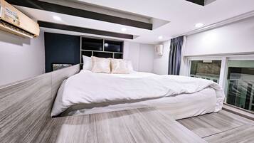 Triple Room, City View | Desk, soundproofing, free WiFi, bed sheets