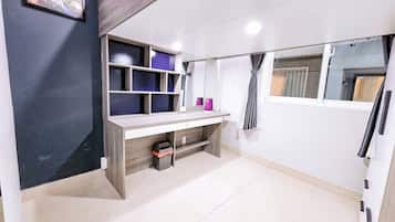 Habitación triple, vista a la ciudad | Área de sala de estar