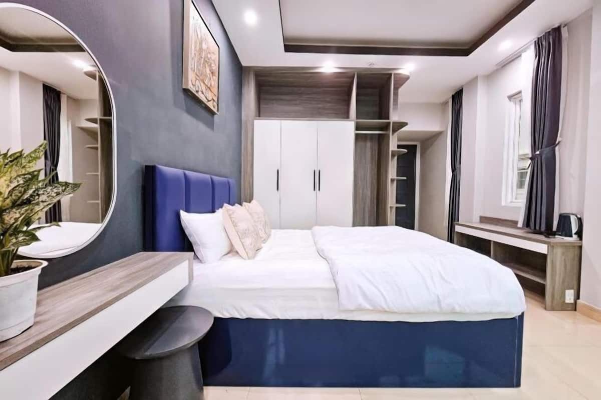 Desk, soundproofing, WiFi (free), bed sheets