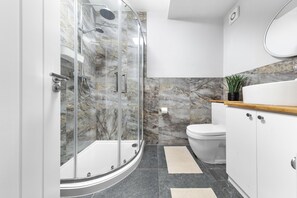 Dusche, Haartrockner, Handtücher, Seife