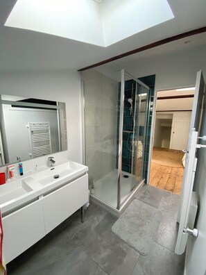 Dusche, Haartrockner, Handtücher, Seife