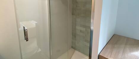 Douche, séchoir à cheveux, serviettes fournies, savon