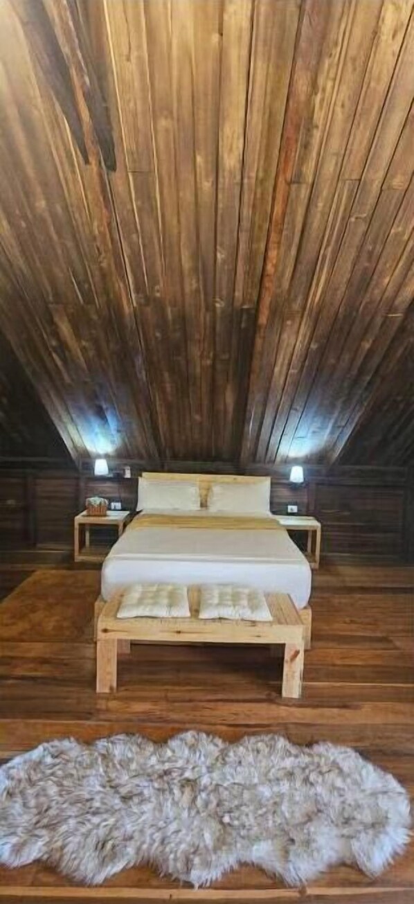 8 bedrooms, desk, iron/ironing board, free WiFi