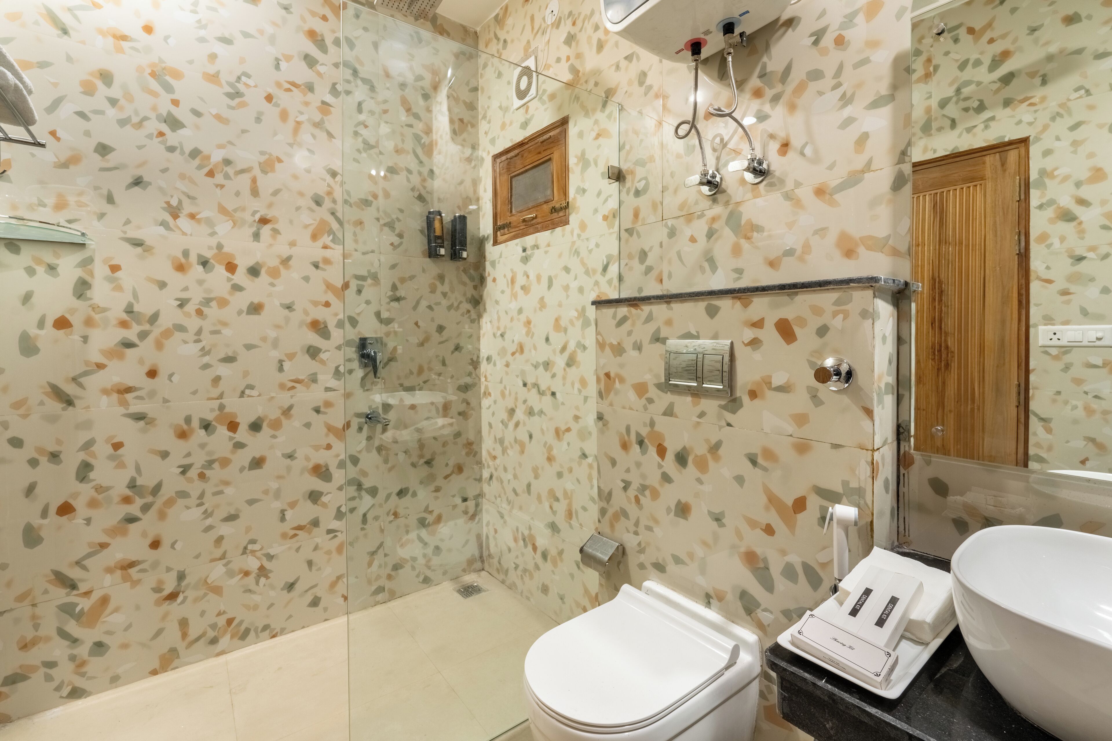 Un baño con ducha, inodoro y lavabo.