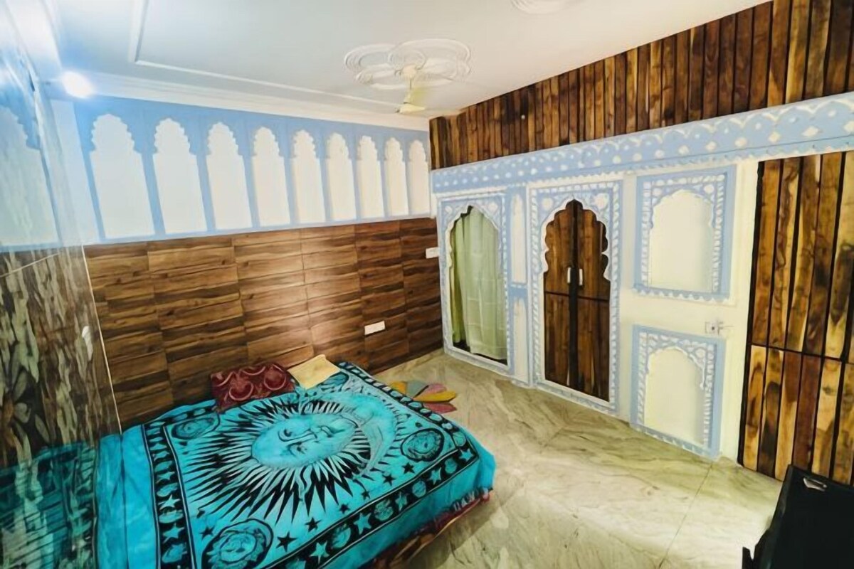 Un dormitorio con cama, paneles de madera, un espejo y un armario.