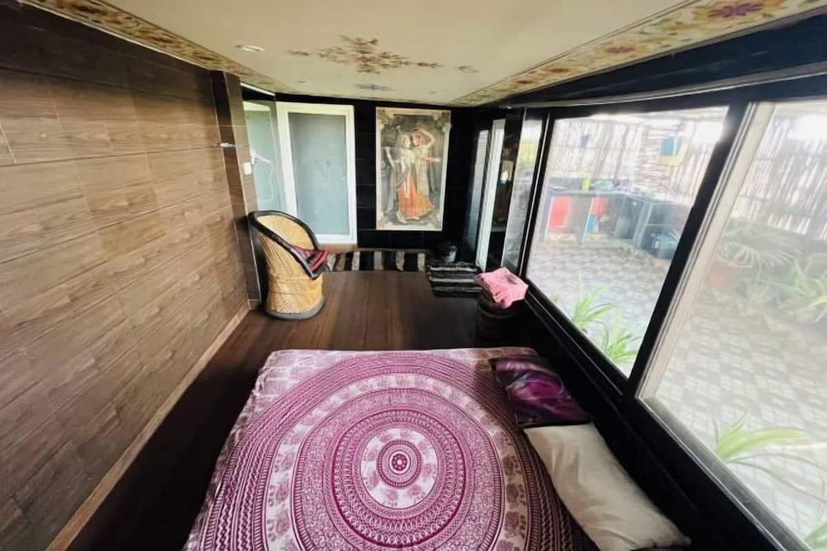 Desk, laptop workspace, WiFi (free), individually decorated