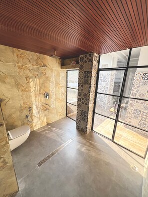 Maison exclusive, 2 chambres, vue sur le jardin | Salle de bain | Douche, articles de toilette (gratuits), pantoufles, savon