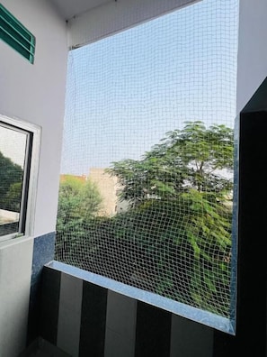 Economy Double Room Single Use, Balcony, Garden View | Living area