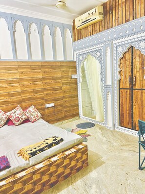 Chambre Deluxe, patio, vue sur le jardin | Décor unique, bureau, espace de travail pour ordinateurs portables