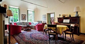 Una televisión, un futbolín, una mesa de tenis de mesa, libros