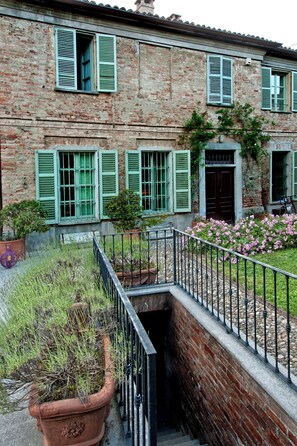 Property grounds - Great Villa in the historic center, for tourism and pleasant stay. (Castagnole delle Lanze)