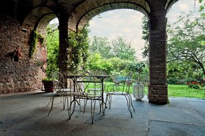 Outdoor dining - Great Villa in the historic center, for tourism and pleasant stay. (Castagnole delle Lanze)