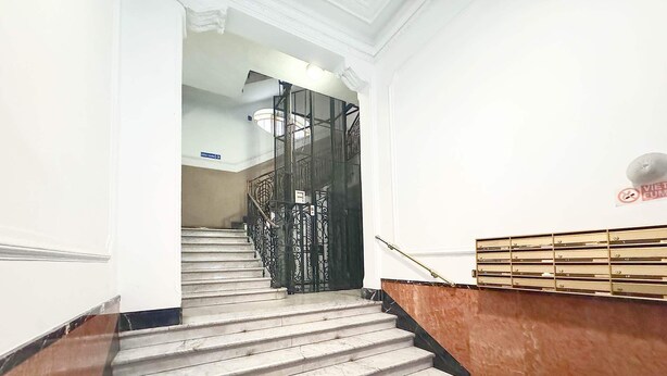 A staircase with a metal railing leading to a landing. - LIVE YOUR STAY (Genova)