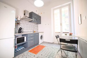 Een koelkast, een microgolfoven, een oven, een kookplaat
