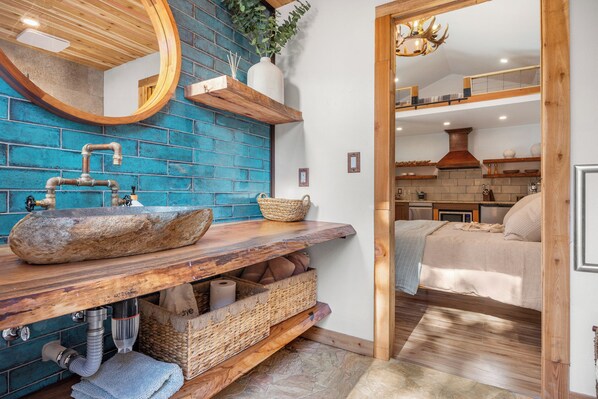 Villa Luxe, vue cour intérieure | Salle de bain