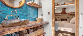 Romantic Luxury Retreat-hot/cold pool & sauna