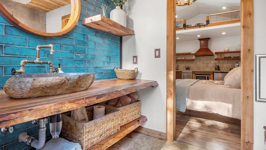 Romantic Luxury Retreat-hot/cold pool & sauna