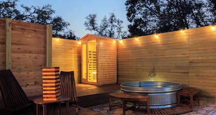 Romantic Luxury Retreat-hot/cold pool & sauna
