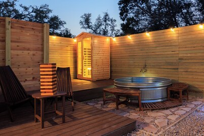 Romantic Luxury Retreat-hot/cold pool & sauna