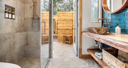 Romantic Luxury Retreat-hot/cold pool & sauna