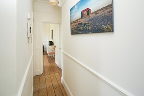 Hallway - 1BD Flat Stoke Newington Well Connected City Centre (London)