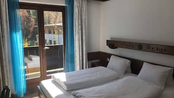 1 bedroom, travel cot, WiFi, bed sheets