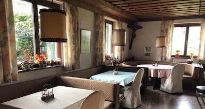 Charming traditional Austrian bed & breakfast in Goldegg